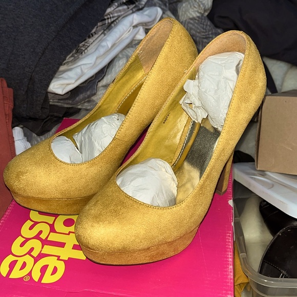 High Heels - Picture 1 of 5